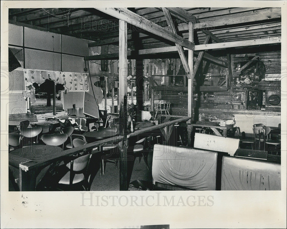 1975 Press Photo Arson Suspected In Fire At Mickey&#39;s Finally Bar In St Petersbrg - Historic Images