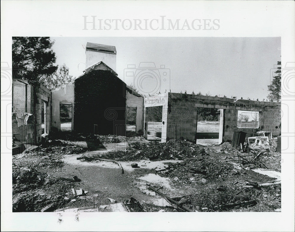 1986 Press Photo Home of american airlines pilot Alan Foster gutted by fire - Historic Images