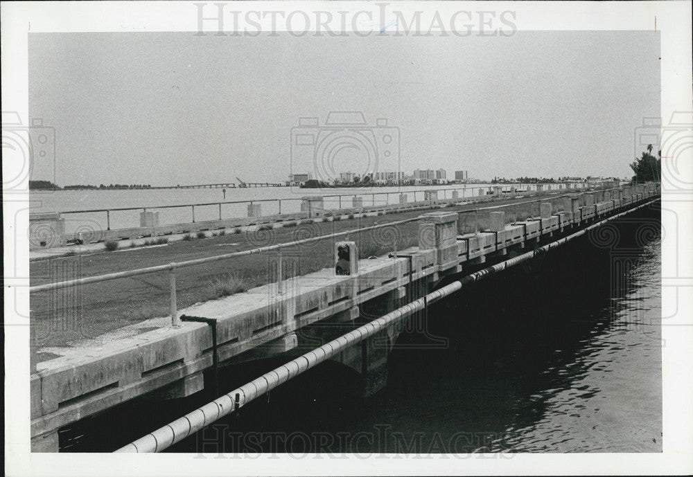 1983 Press Photo Memorial causeway pier in need of repair - Historic Images