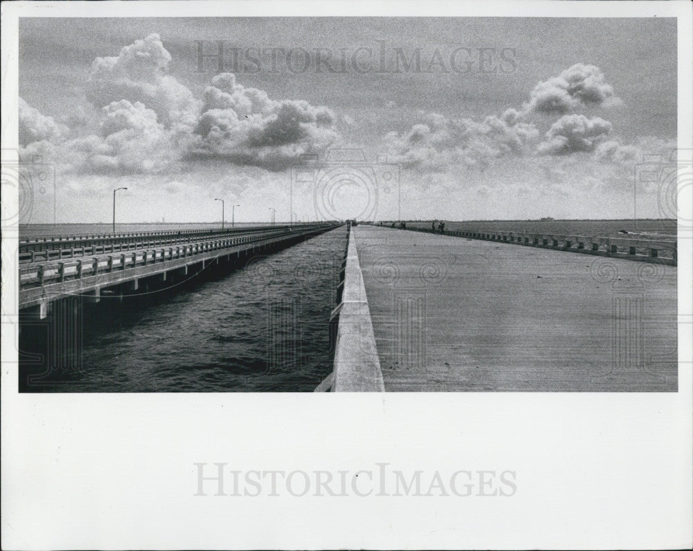 1975 Press Photo Long Spanning Empty Gandy Bridge In Florida - Historic Images