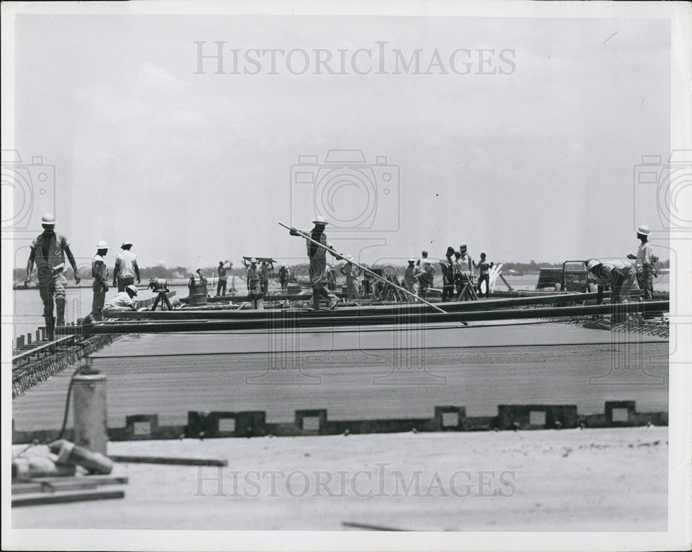 Press Photo Bridge cionstruction crew in Florida - Historic Images