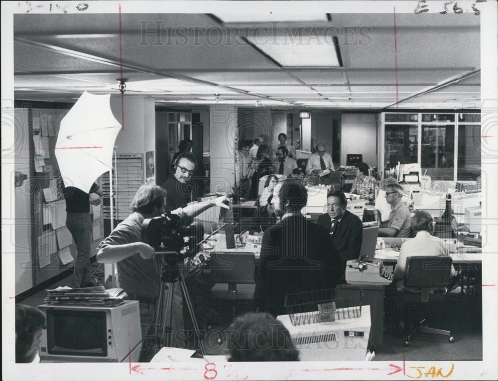 Press Photo Busy Newsroom Of &quot;60 Minutes&quot; Morley Safer Harry Reasoner Mike - Historic Images