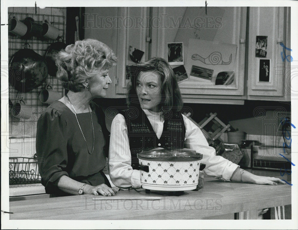 1985 Press Photo Patti Karr and Jane Curtain in Kate &amp; Allie - Historic Images