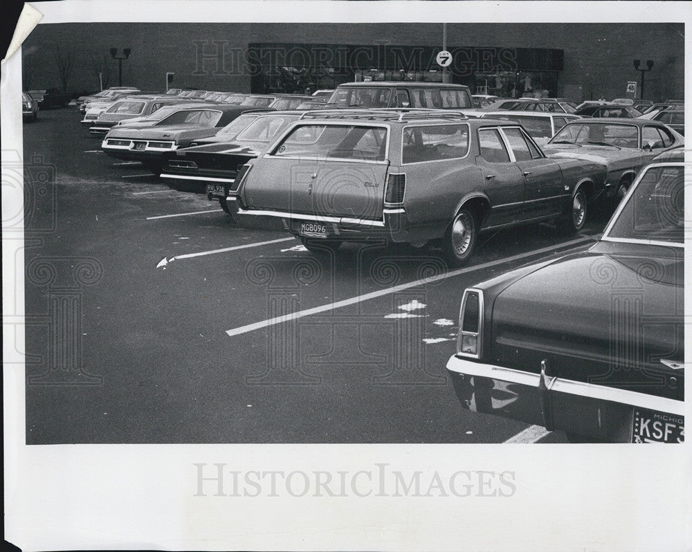 1976 Press Photo Crowded parking lot - Historic Images