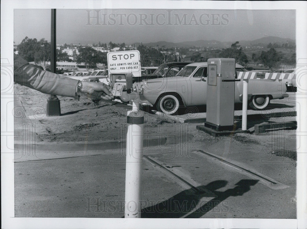 1956 Press Photo A new style automatic parking lot in Calif. - Historic Images