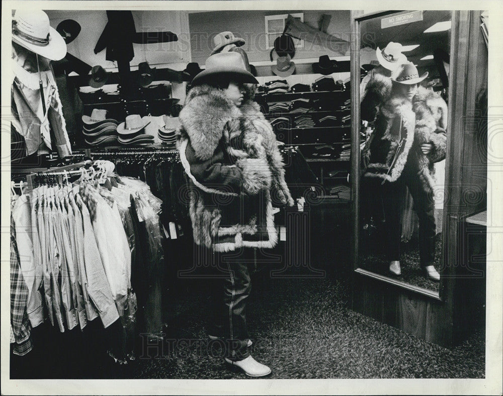 1981 Press Photo One shopper inspects his new look in western clothes - Historic Images