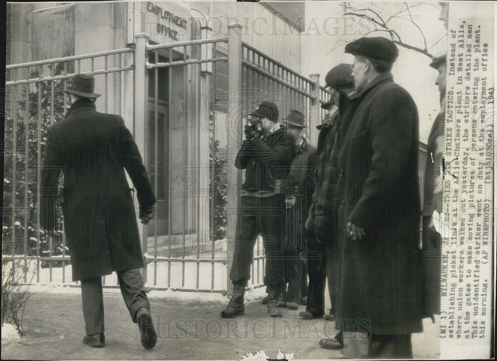 1941 Press Photo Making Films of People Entering a Factory During Strike - Historic Images