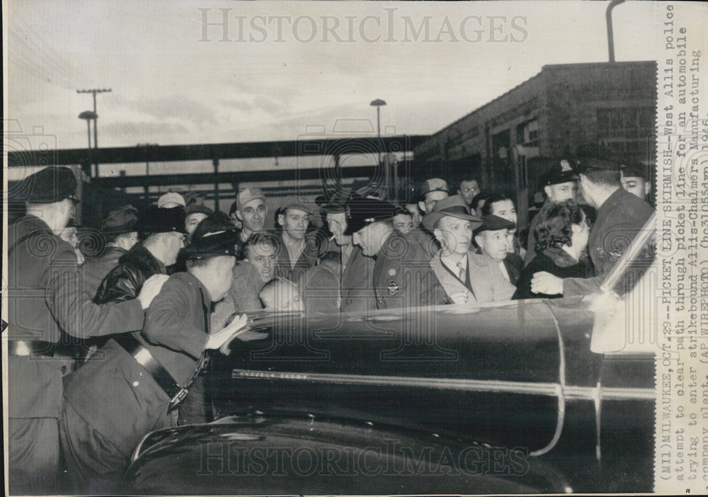 1946 Press Photo Police Try to get Through Strike - Historic Images