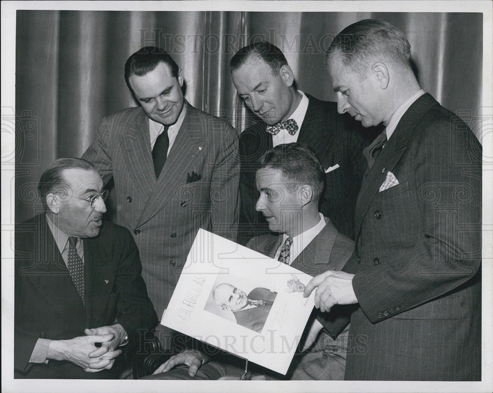 1947 Press Photo Cold. Floyd Evans  Detroit newspaper executives - Historic Images