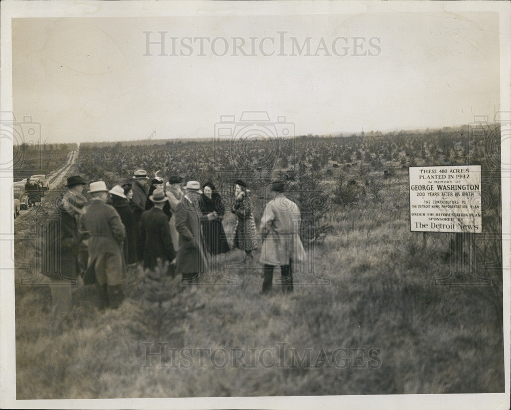 1937 Press Photo Group of people at Michigan reforestation area - Historic Images