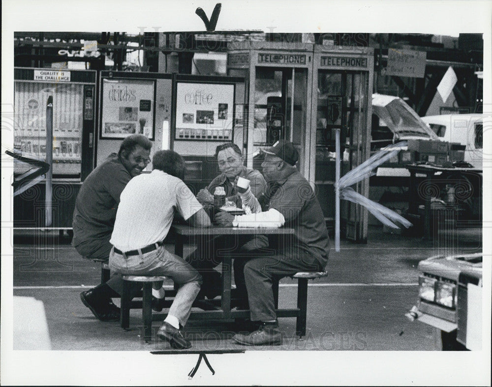 1980 Press Photo Auto Industry Employees taking a break - Historic Images