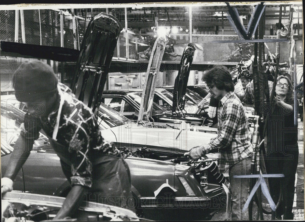 1979 Press Photo Workers in the auto factory - Historic Images