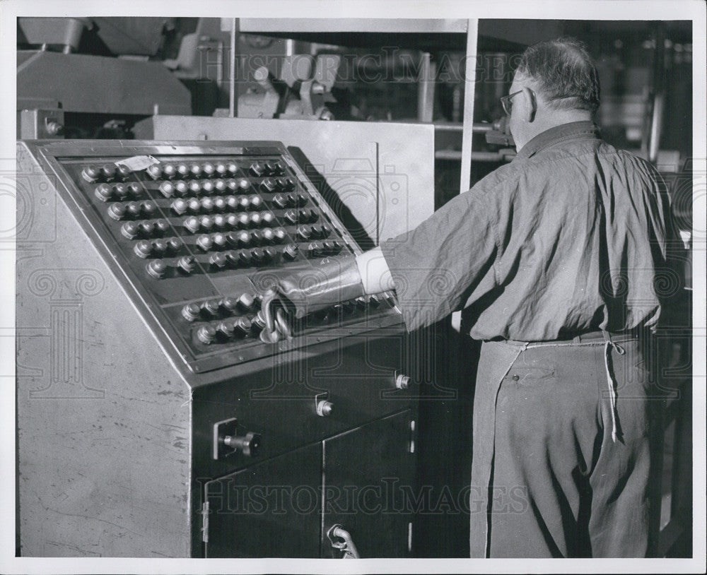 1955 Press Photo Joe Paraschandalo and automatic machine - Historic Images