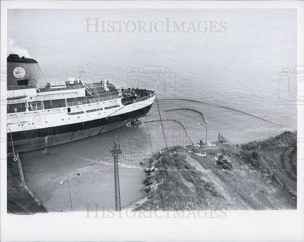 1971 Press Photo Oli catching boom around &quot;Olympic Storm&quot; to catch oil - Historic Images