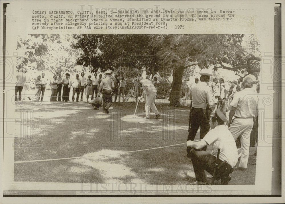 1975 Press Photo Personnel Search Area After Assassination Attempt on Pres. Ford - Historic Images