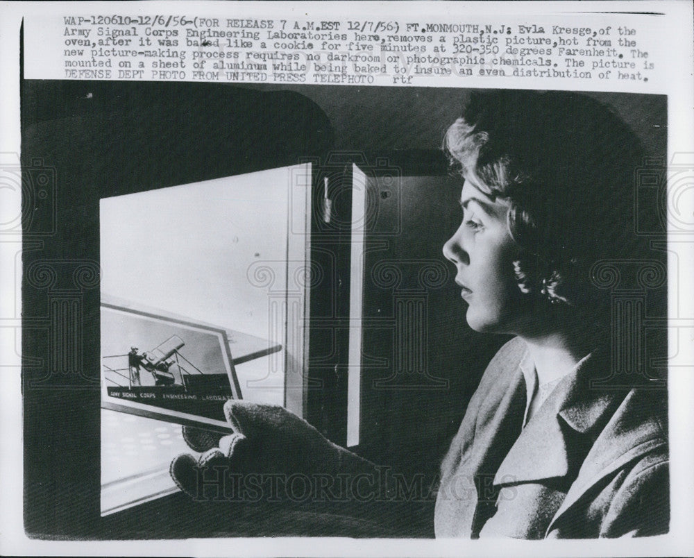 1956 Press Photo Elva Kresge Removes a picture from the oven - Historic Images