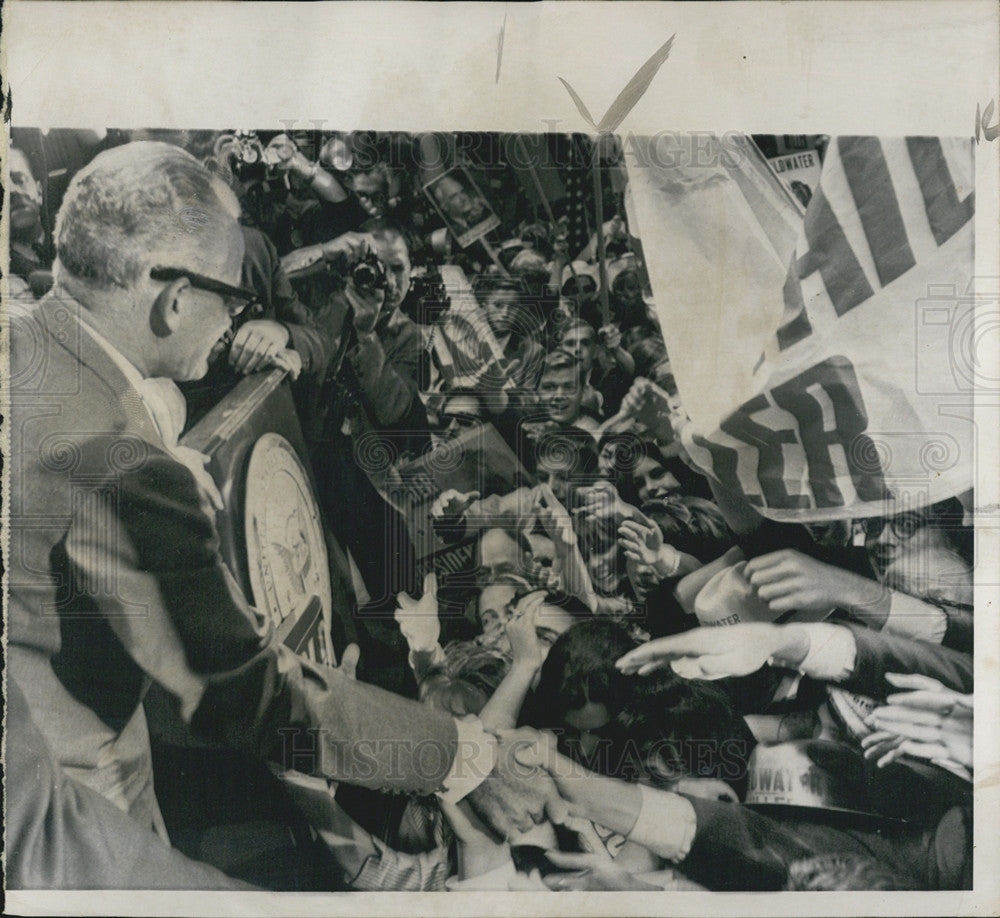 1964 Press Photo Barry Goldwater shake hands with the crowd from his campaign - Historic Images