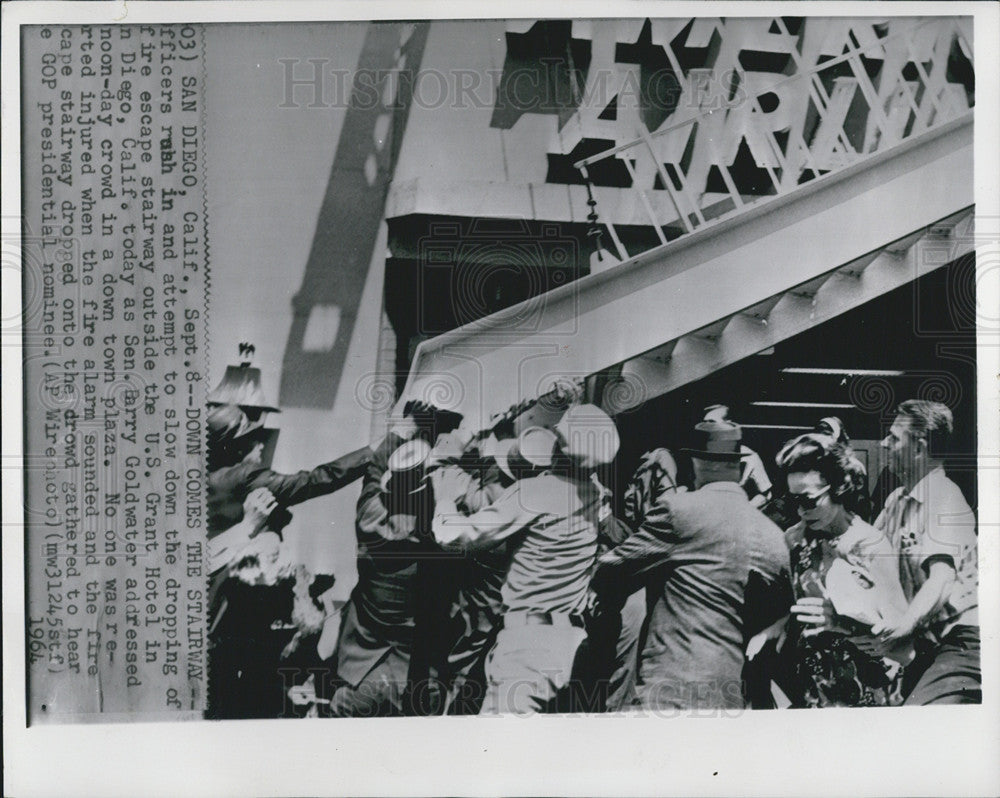 1964 Press Photo Officers dropping down fire escape stairway. - Historic Images