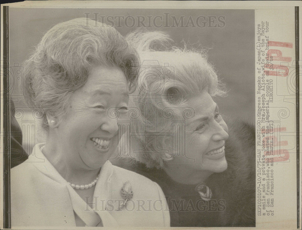 1975 Press Photo Empress Nagako of Japan Smiles With SF Mayor Joseph Alioto - Historic Images