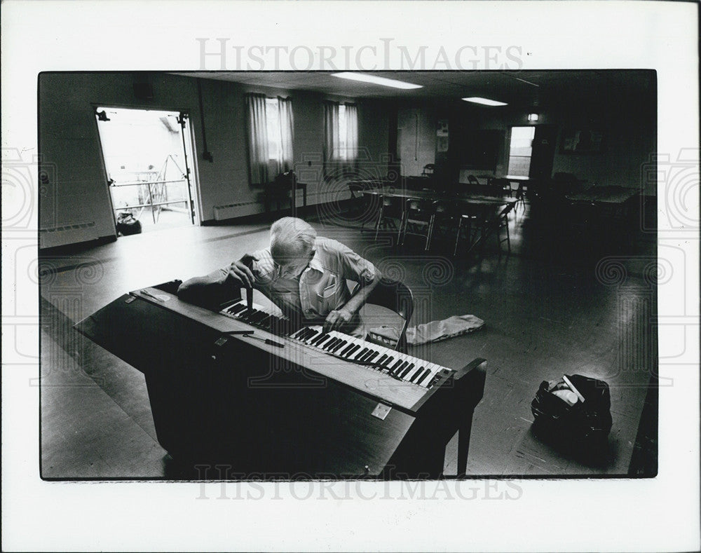 1983 Press Photo Stanley Oliver tuning the Piano. - Historic Images