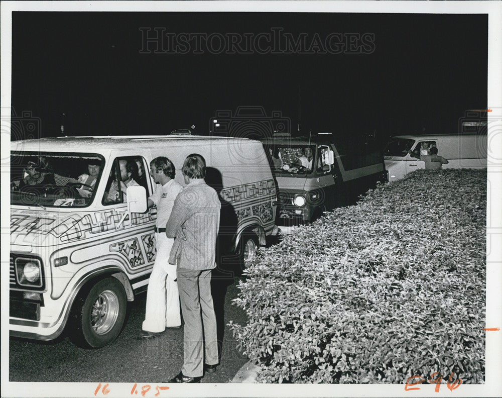 1976 Press Photo 92 Vehicles Register In Tampa For Florida Street Vans Rally - Historic Images