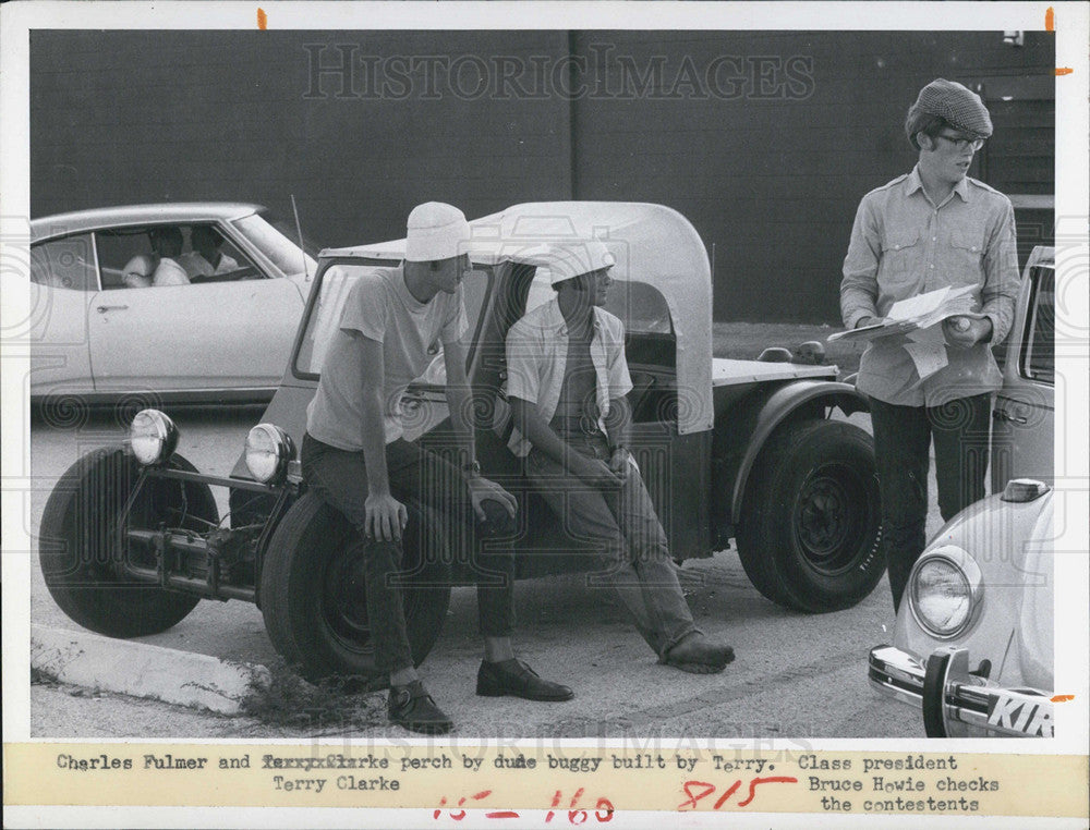 1970 Press Photo Charles Fulmer And Terry Clarke Sit On Terry&#39;s Buggy-Lakewood - Historic Images