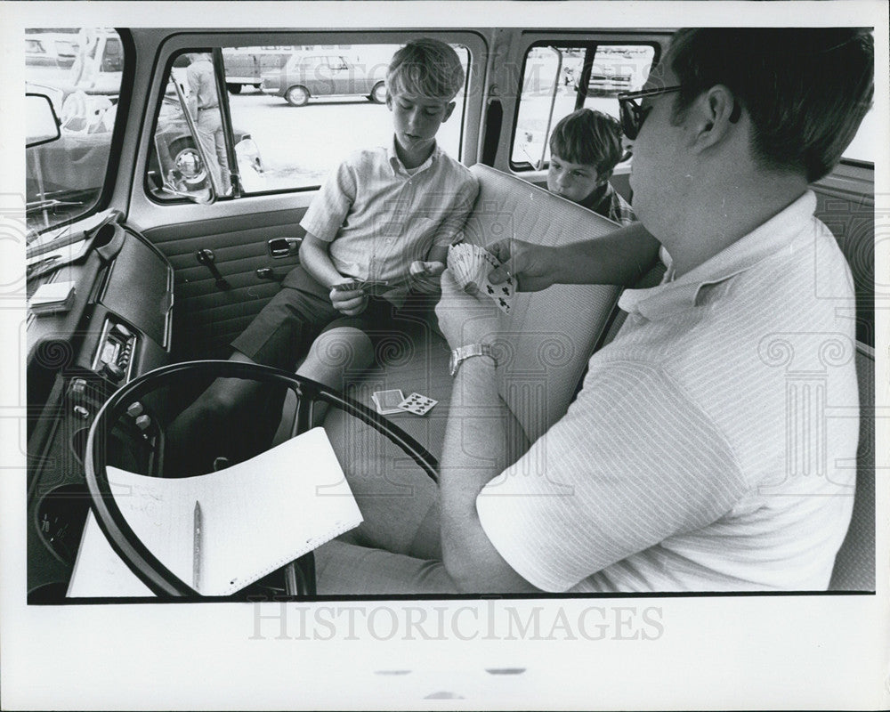 1970 Press Photo card game Roger Chris Stan Carolin auto racing - Historic Images