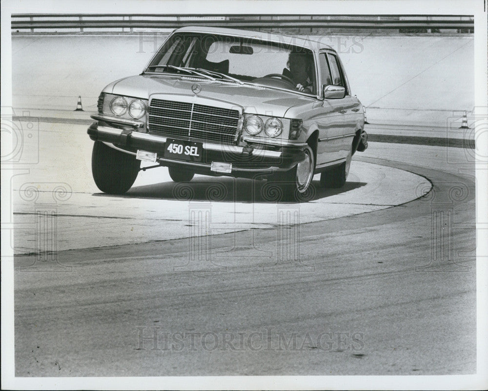 1976 Press Photo Mercedes Benz 450 Series SOHC V8 Engine With Bosch K-Jetronic - Historic Images