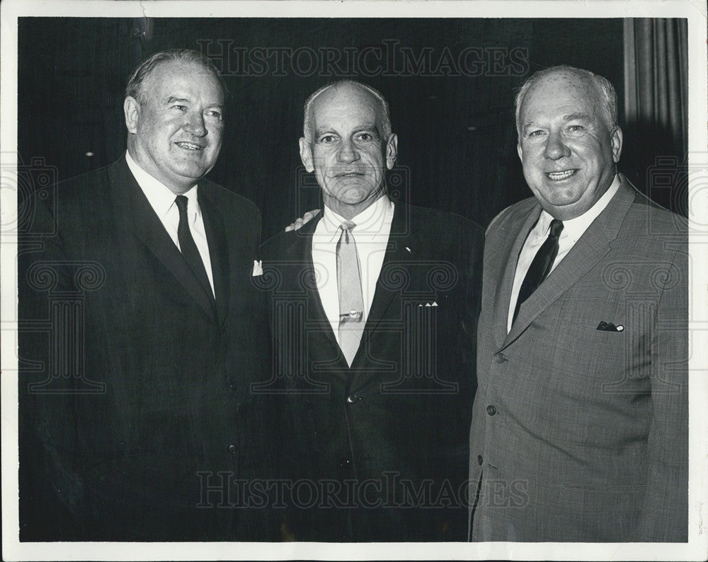 1965 Press Photo William D Eckert And Joe Cronin Sign 7 Yr Contract Baseball - Historic Images