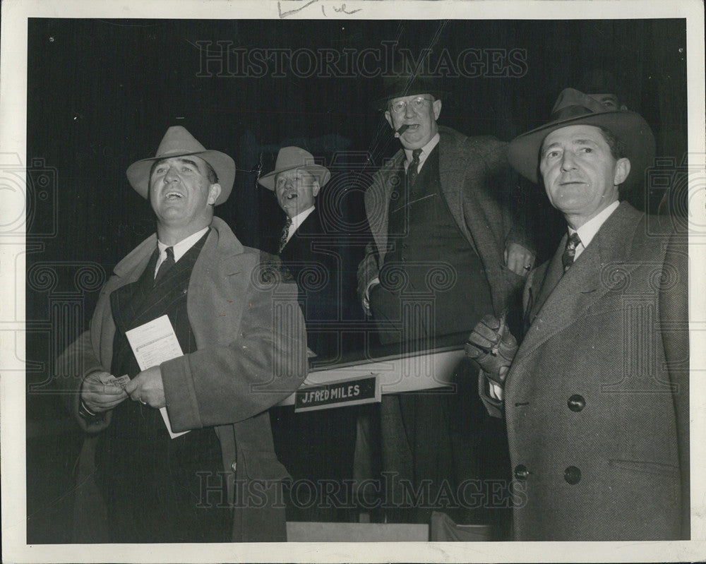 Press Photo Betting at Churchill Downs - Historic Images