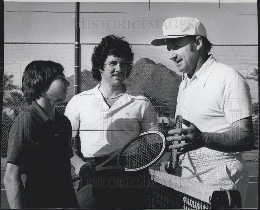 1975 Press Photo Jim Marshall and his sons playing Tennis - Historic Images