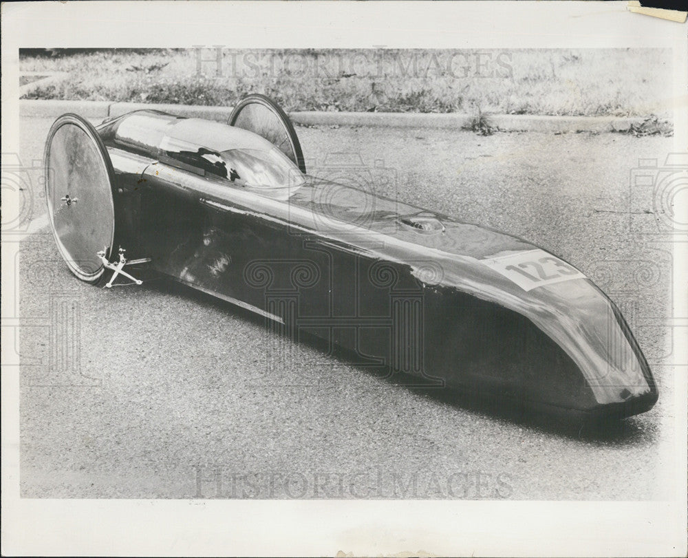 1977 Press Photo Daimier-Benz prototype car gets 1585 miles per gallon - Historic Images