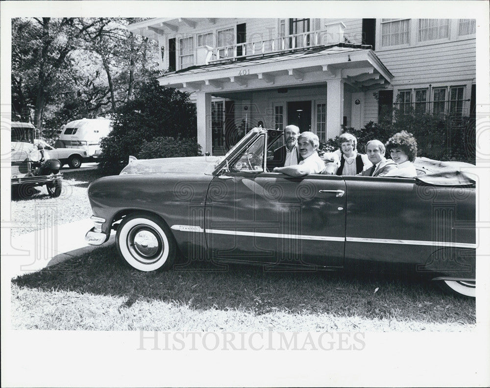 1983 Press Photo B. Honey, J. Winkelman in a 1950 Ford convertible - Historic Images