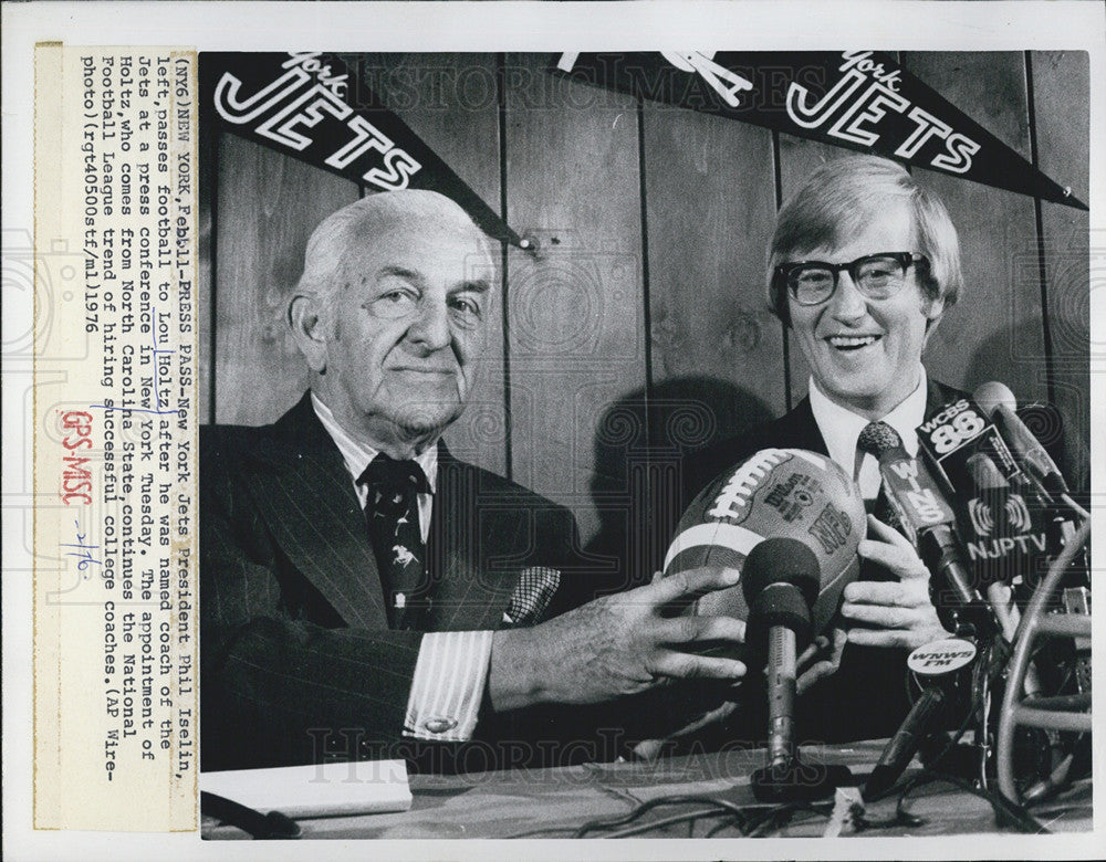 1976 Press Photo New York Jets President Phil Iselin, Lou Holtz - Historic Images