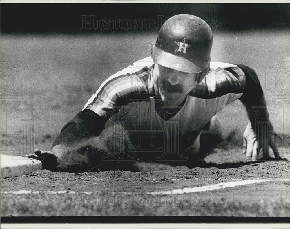 1983 Press Photo Wrigley Field Phil Garner Sliding Back To 1st Base Cubs - Historic Images