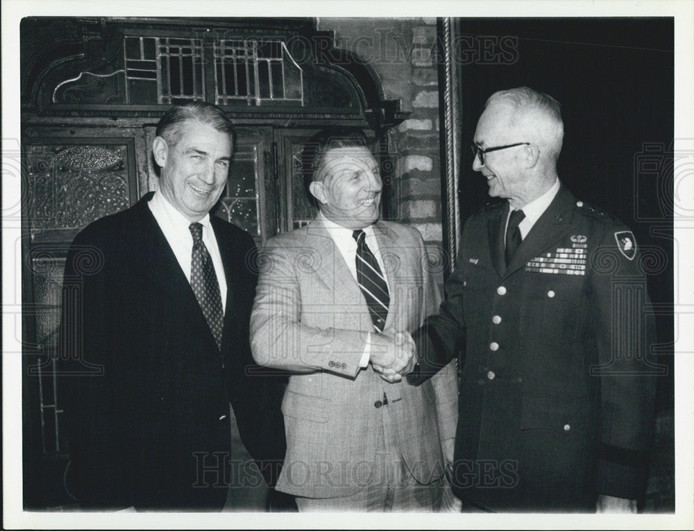 1979 Press Photo Coach Lou Saban, Lt Gen Andrew Goodpaster - Historic Images