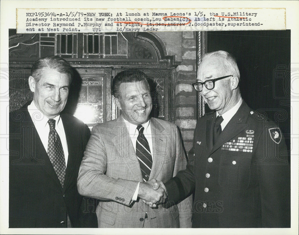 1979 Press Photo US Military football coach Lou Saban &amp;Raymond Murphy - Historic Images