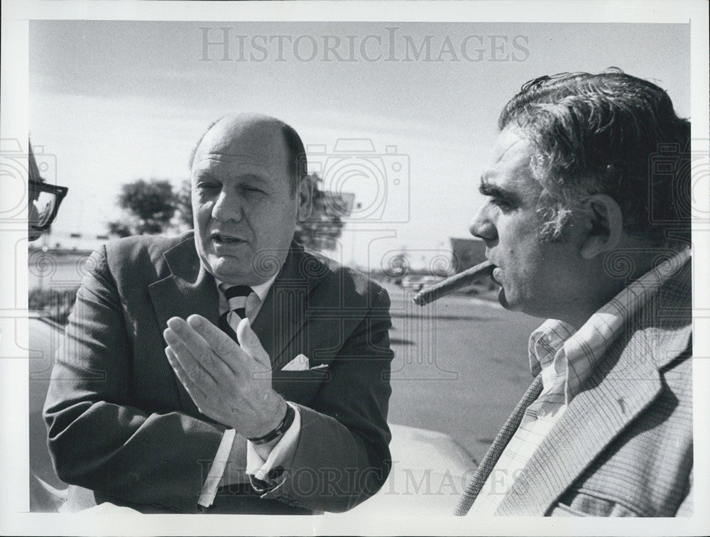 Press Photo Emil&quot;Buzzy&quot; Bavasi Pres of San Diego Padres and reporters - Historic Images