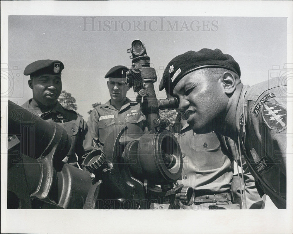 1966 Press Photo of Major Brown aiming artillery piece during training - Historic Images