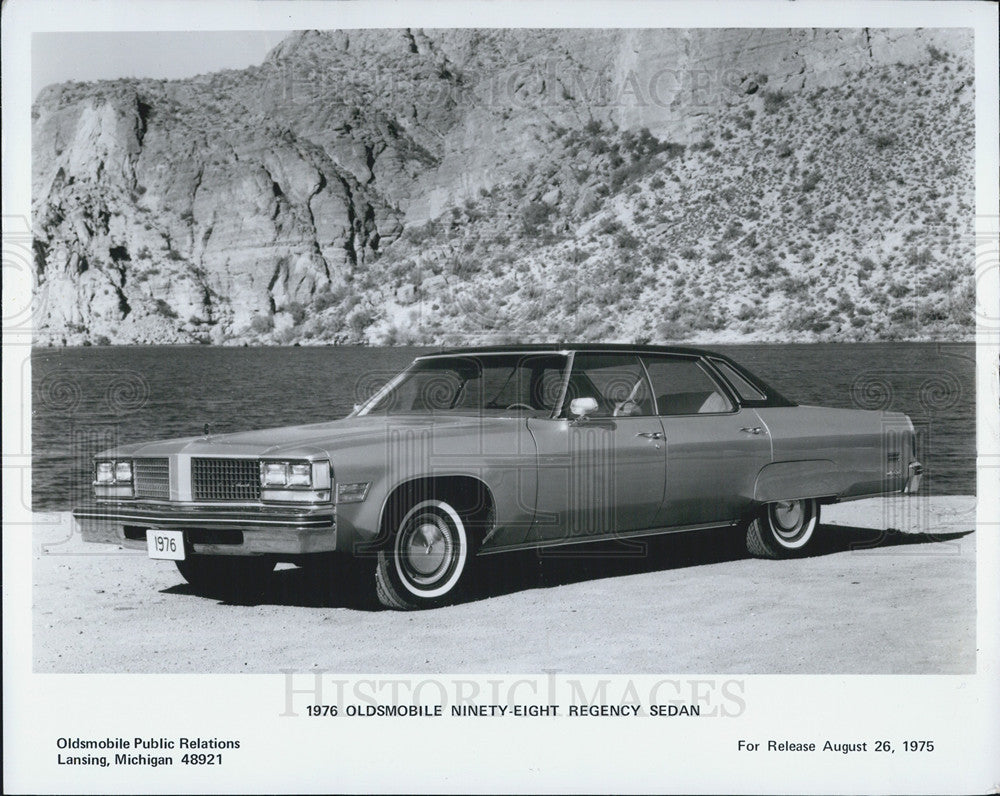 1976 Press Photo Oldsmobile Ninety-Eight Regency Sedan - Historic Images