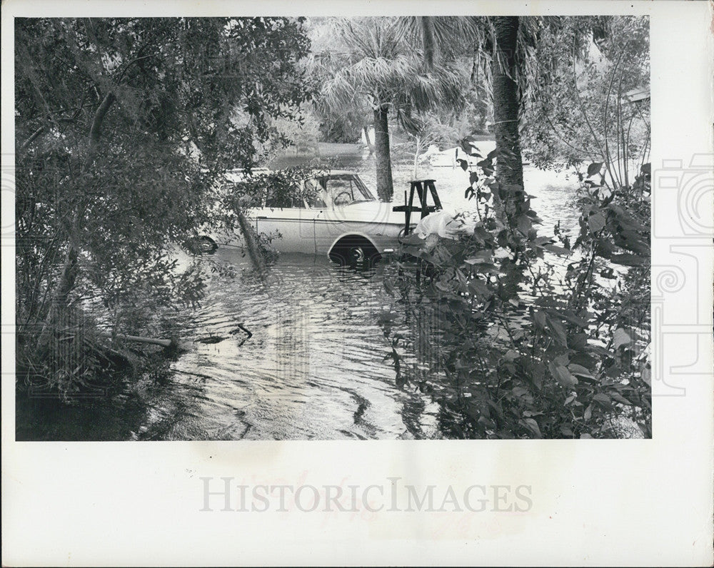 1972 Press Photo of auto marooned by Cotee in New Port Richey, Hurricane Agnes - Historic Images