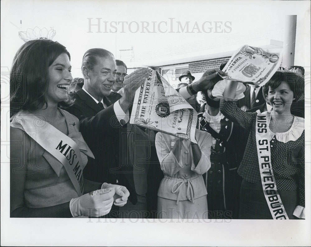 1966 Press Photo Miss St. Petersburg and another beauty queen - Historic Images