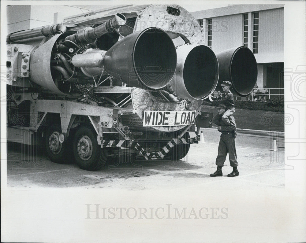 1966 Press Photo Young Boys looking into Rocket Motors - Historic Images