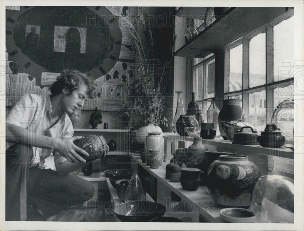 1971 Press Photo Harold Vogeler getting ready for ARTaFAIR - Historic Images