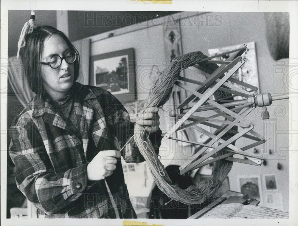 1971 Press Photo Kitty Williams is a master of hand sewn garments - Historic Images