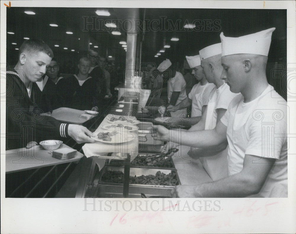 1969 Press Photo Troops in basic training mess hall - Historic Images