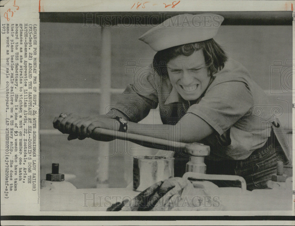 1973 Press Photo Seaman Apprentice Lillian Alvin tightens a nut - Historic Images