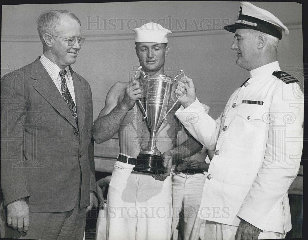 1942 Press Photo Navy clay boat winner gerts trophy - Historic Images