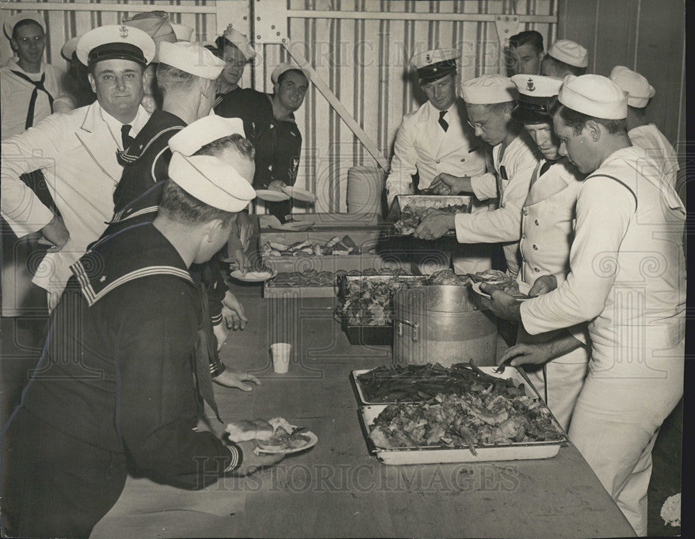 1942 Press Photo Coast Guard chow line - Historic Images