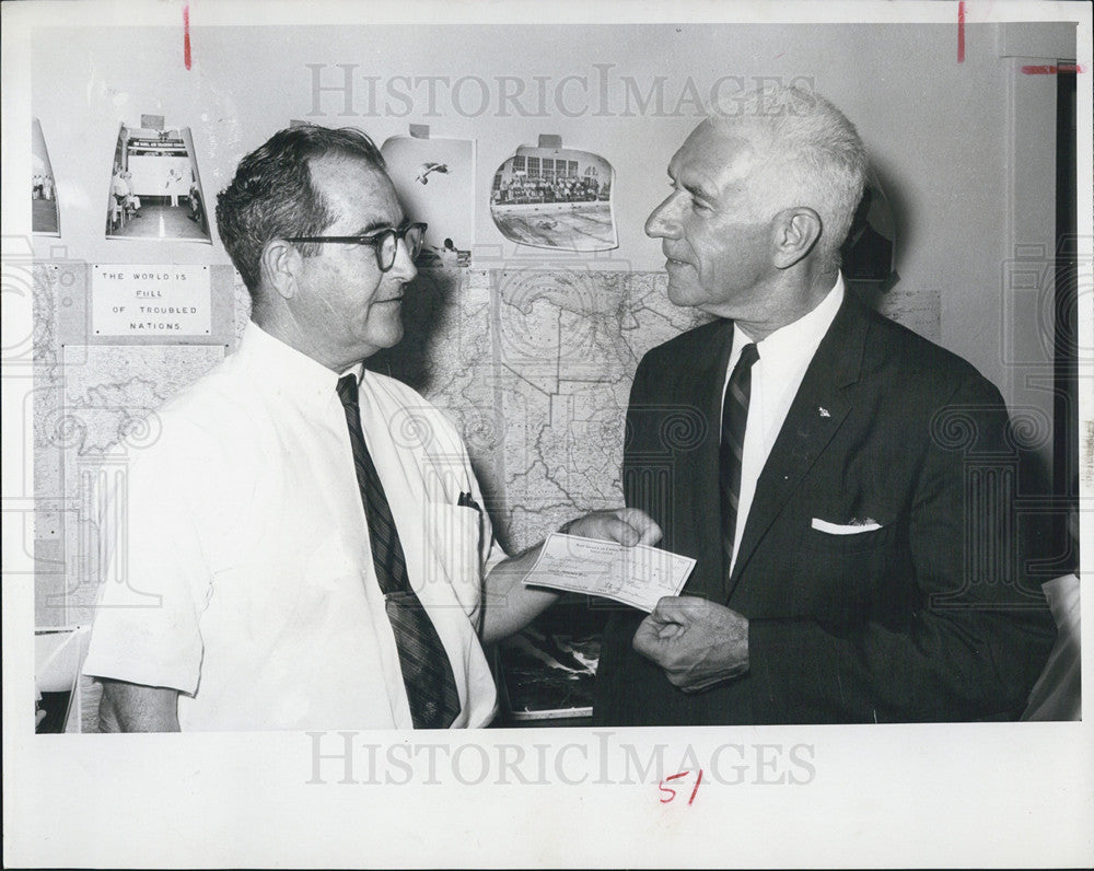 1965 Press Photo Two unidentified men and a check - Historic Images